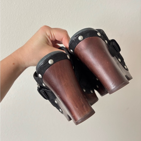 UGG Natalee Genuine Leather Sheep Skin Lined Black Studded Wedge Clogs Size 7 - Picture 6 of 9